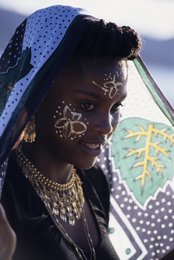 Archipel-des-Comores;-France;-Jeune-femme;-Kaleidos;-Kaleidos-images;-Kanga;-La-parole-à-limage;-Laurent-Abad;-Maquillage-doré;-Mayotte;-Océan-Indien;-Parure;-Portrait;-Stories-Pictures;-Tradition;-Voile